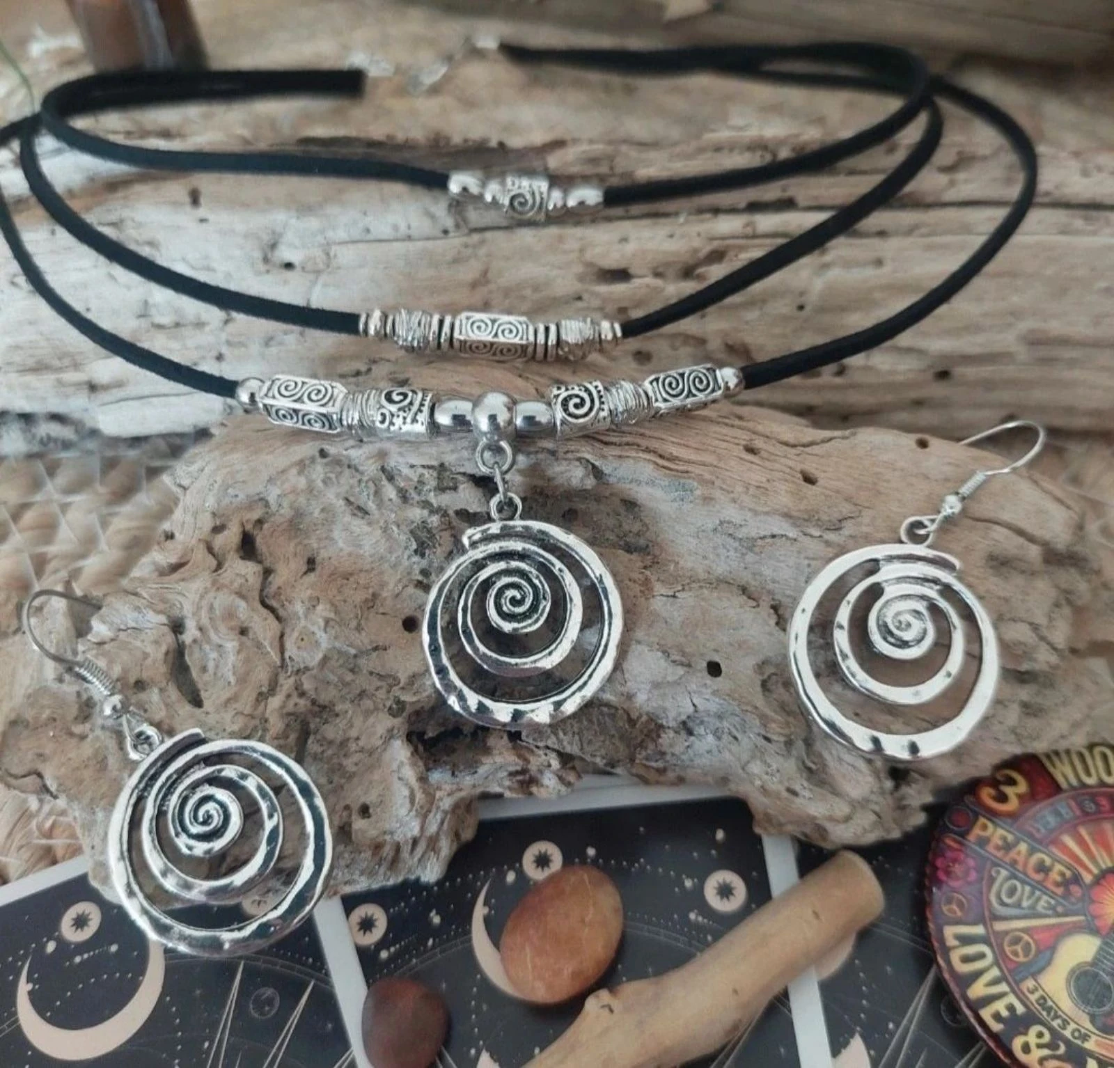 Parure boho místico de tres hileras, pequeña espiral hipnótica, negro – photo 2